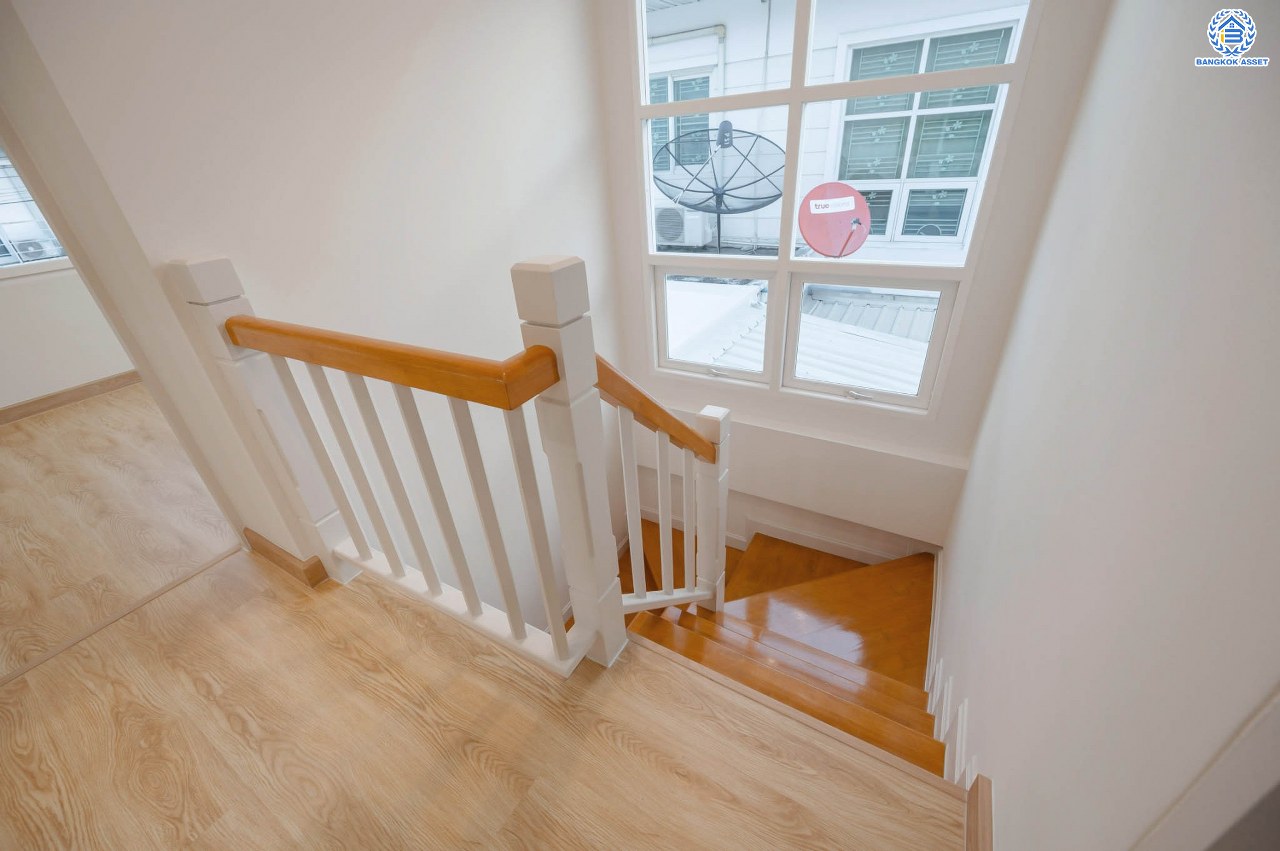 บ้านมือสองตกแต่งใหม่ โครงการ เดอะวิลล่า ราชพฤกษ์-ท่าอิฐ แบรนด์ Property Perfect เดินทางสะดวก เนื้อที่ 35.8 ตร.ว. ฟังก์ชัน 3 ห้องนอน 2 ห้องน้ำ จอดรถได้ 2 คัน บนทำเลเชื่อมต่อทั้ง ถ.รัตนาธิเบศร์ และถ.ราชพฤกษ์ และเพียง 10 นาทีถึงรถไฟฟ้า "สถานีบางรักน้อยท่าอิฐ"